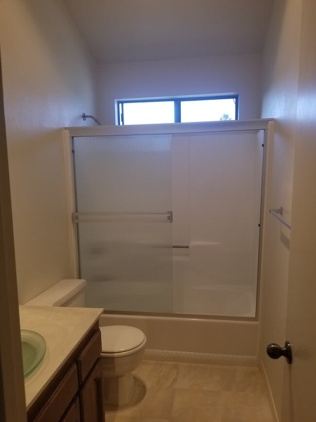 Freshly renivated bathroom - 2007 Ruhland Ave