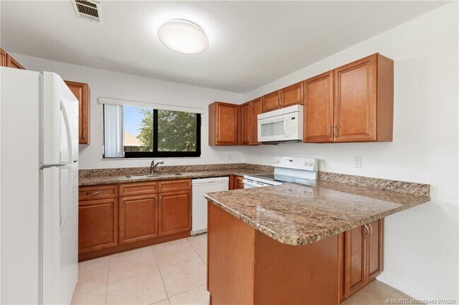 Building Photo - 1496 SE Colchester Cir
