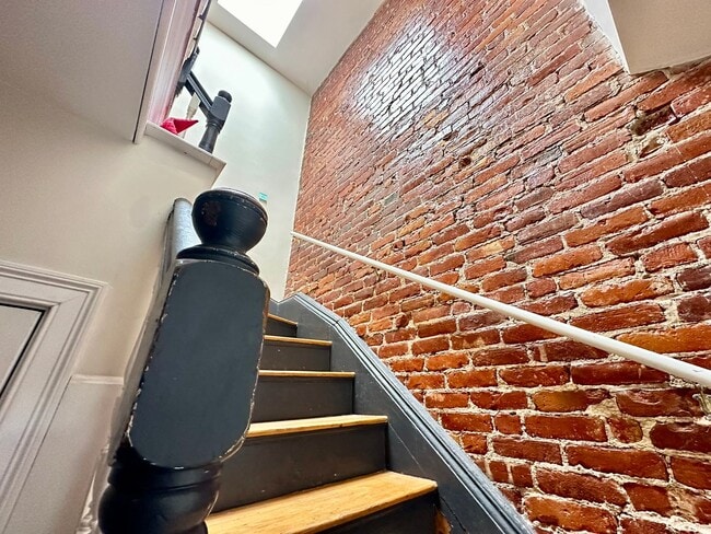 Building Photo - Really niceeee 4 bed in Mission Hill