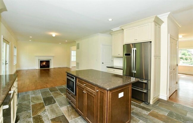 Building Photo - 52 Hillside Pl