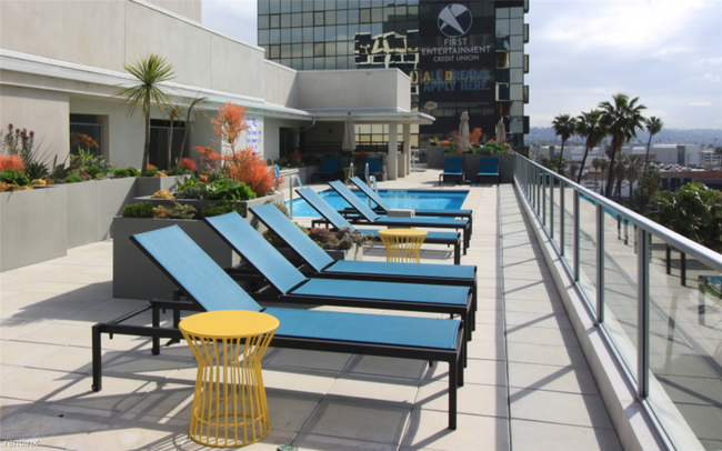 Building Photo - 5808 Sunset Blvd