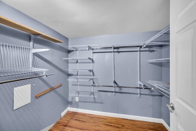 Building Photo - 1065 Lakeland Dr