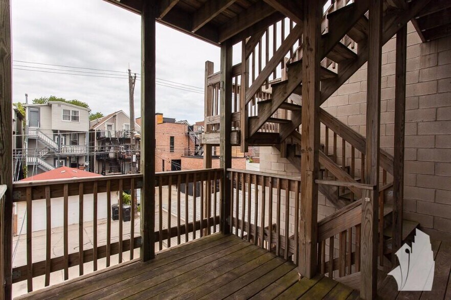 Building Photo - 1326 W Diversey Pky