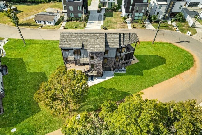Building Photo - 6011 Hill Cir Dr