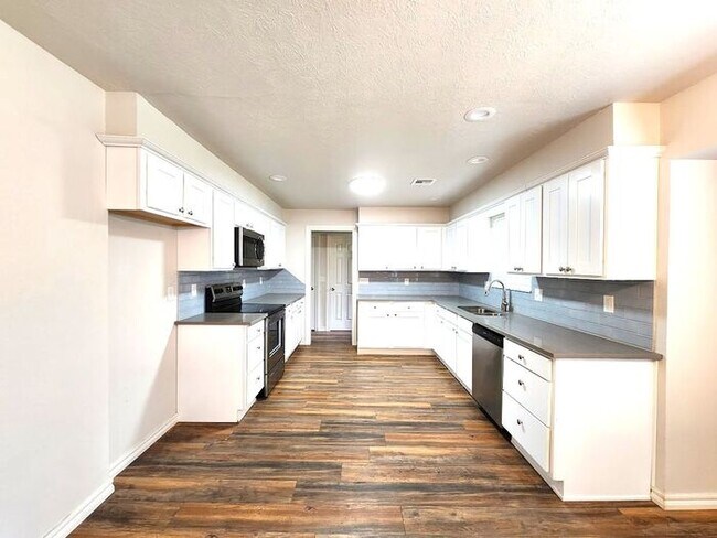 Building Photo - 4 Bed 2.5 Bath 2 Car Garage in Camelot Addition NW OKC