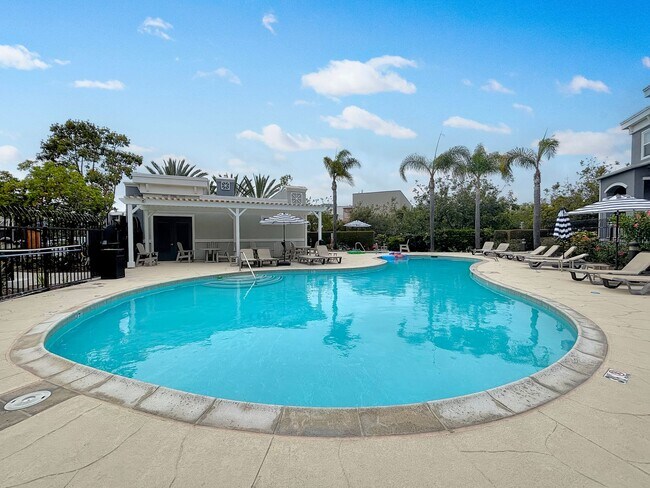 Building Photo - SD: Bright 2BD/2.5BA Townhome in Point Loma with Fireplace, Private Balcony & Tandem Garage