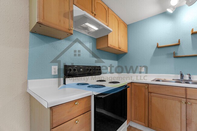 Building Photo - 1 Bedroom Cottage with Off-Street Parking Available in Midtown Coeur d'Alene!