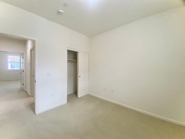 Building Photo - Elegant 3-Bedroom Residence in Private Gat...