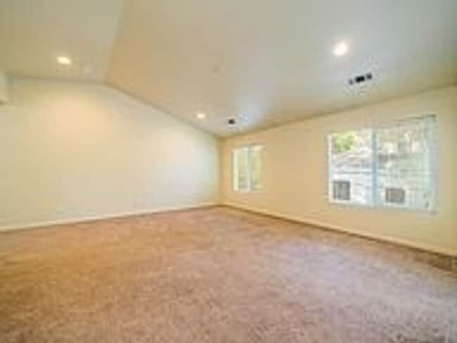 Building Photo - Cute 3 bedroom/2 bath downtown home!