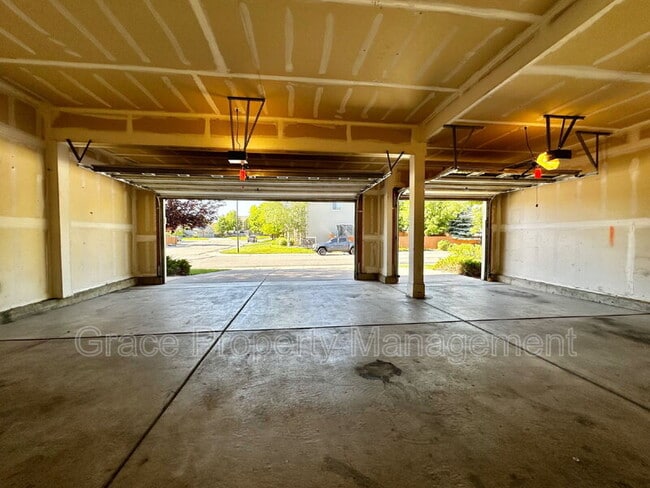 Building Photo - 2523 E 150th Pl