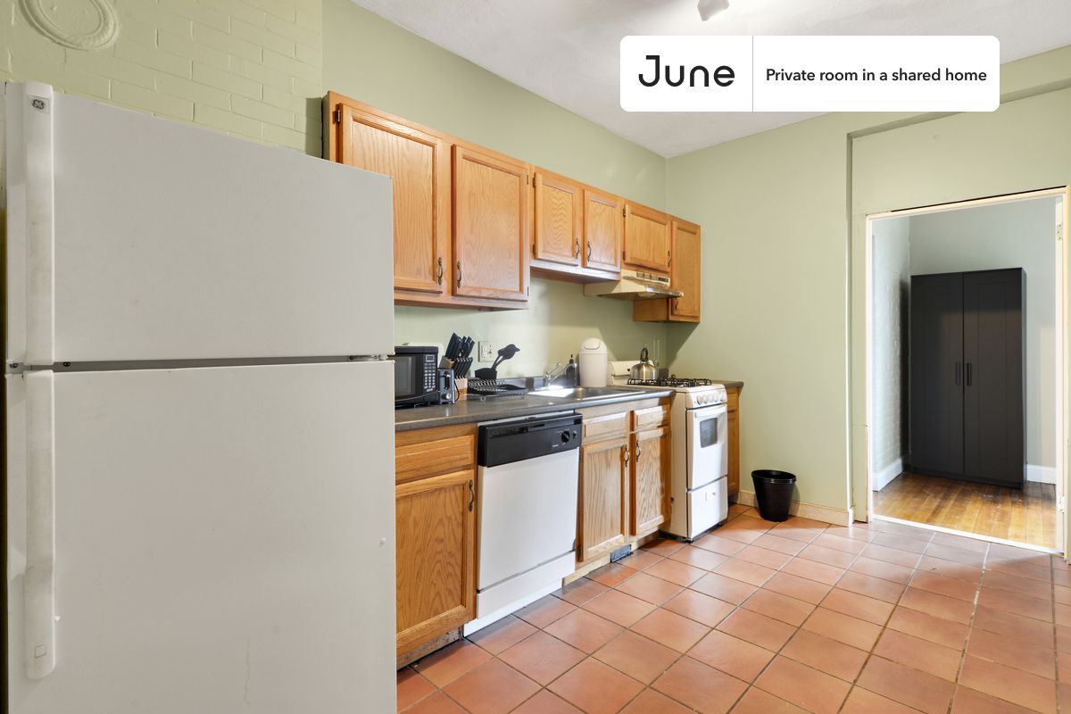 Building Photo - Private bedroom in 3 bed/2 bath Home