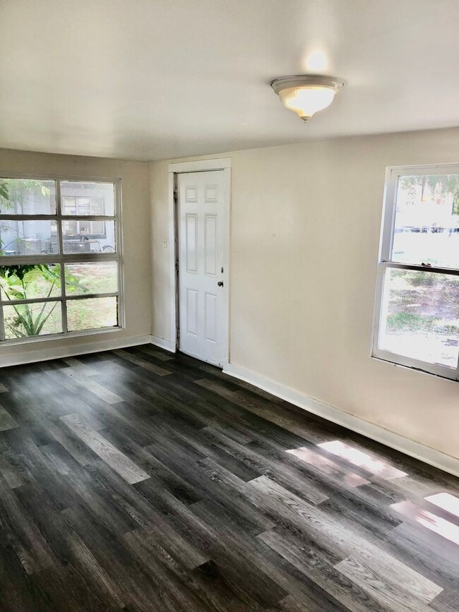 Building Photo - **Gorgeous  (3BR/1BA) Lakeland "Dixieland"...
