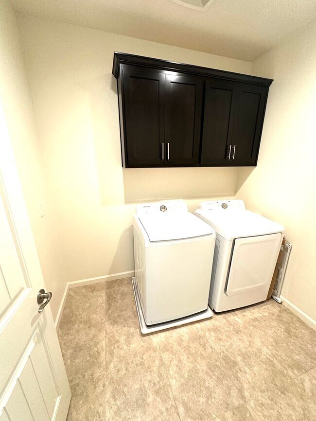 Building Photo - Natomas 3 Bedroom Home with a loft for rent!