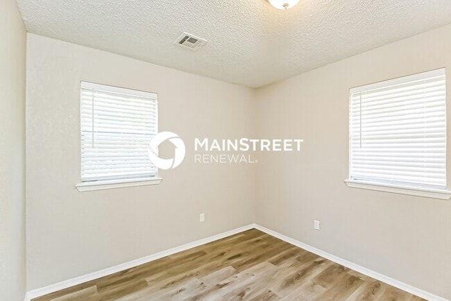 Building Photo - 3 Bedroom Pet-Friendly Home in Midwest City, OK with Main Street Renewal