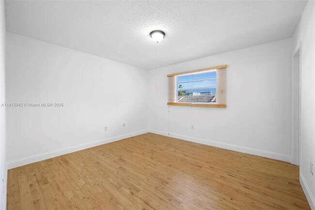 Building Photo - 415 NE 2nd St