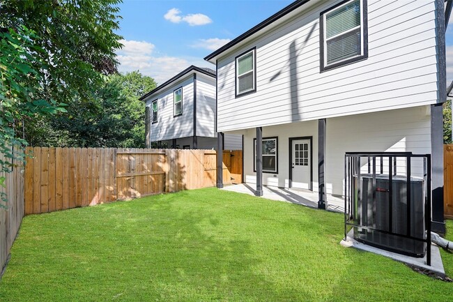 Building Photo - 1071 St Clair St