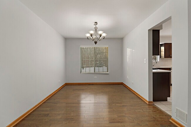 Building Photo - 1462 Glen Ellyn Rd