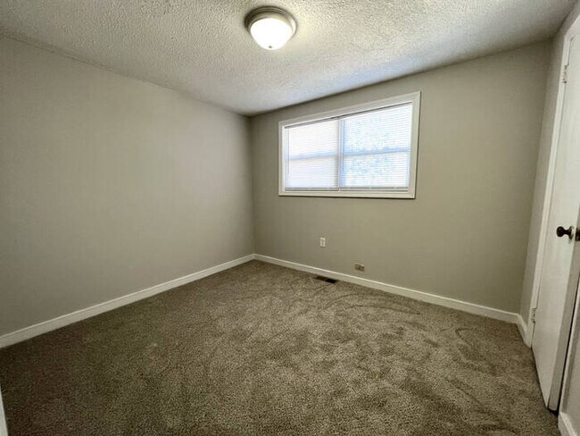 Building Photo - 723 Wren Rd