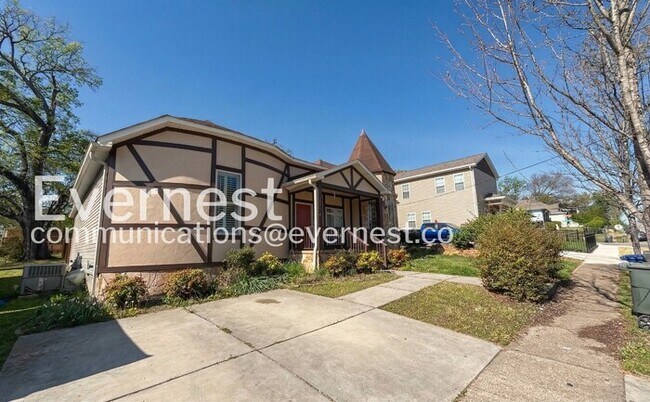 Building Photo - 2102 Vine St