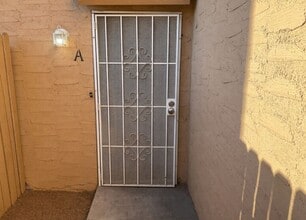 Building Photo - Stylish Loft Condo with Spacious Backyard