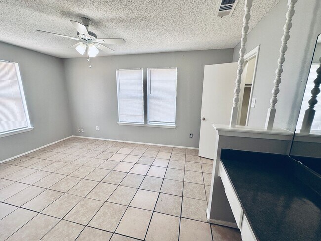 Building Photo - 5305 Woodland Oaks Ct
