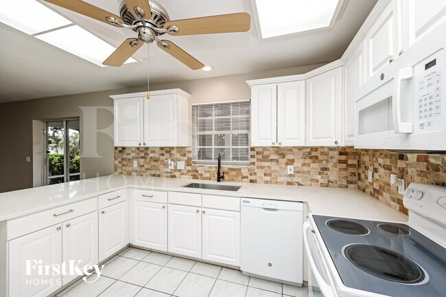 Building Photo - 9264 Cypress Dr N