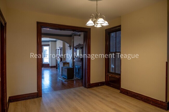 Building Photo - 1040 5th Ave
