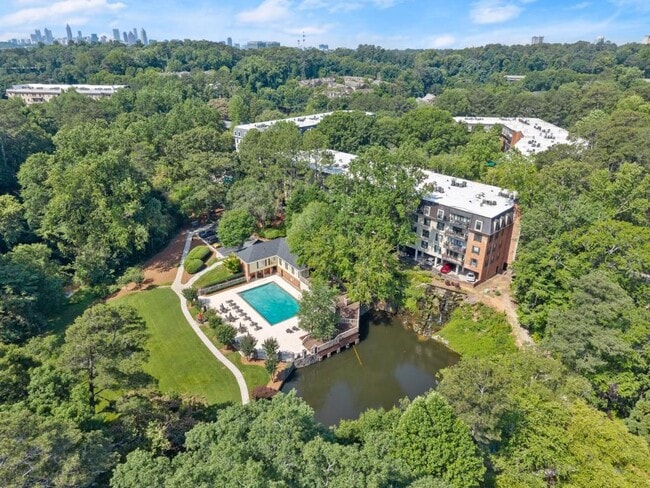 Building Photo - 25312 Plantation Dr NE