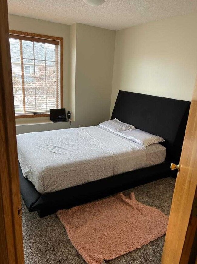 Building Photo - rare champlin 3 bed townhouse!