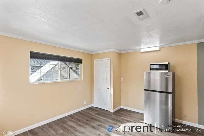 Building Photo - Studio, 1 bath 4plex - 1935 Kinross Way, S...