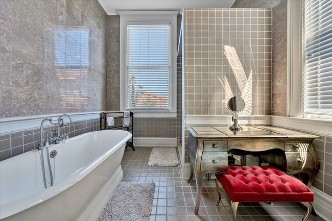 Building Photo - 1025 Church St