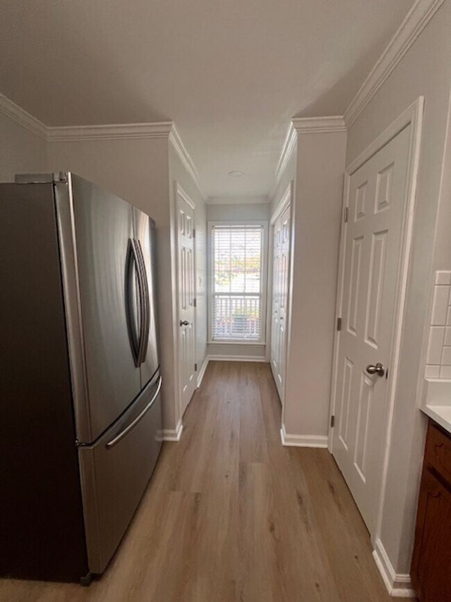 Building Photo - Conveniently located close to shopping, schools, etc.