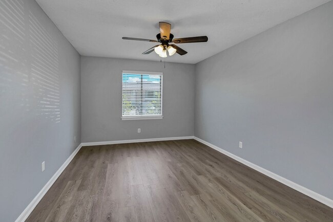 Building Photo - Walkable Downtown Lexington Living in Shadow Moss | Ground-Floor 2BR Retreat - Water sewer & tras...