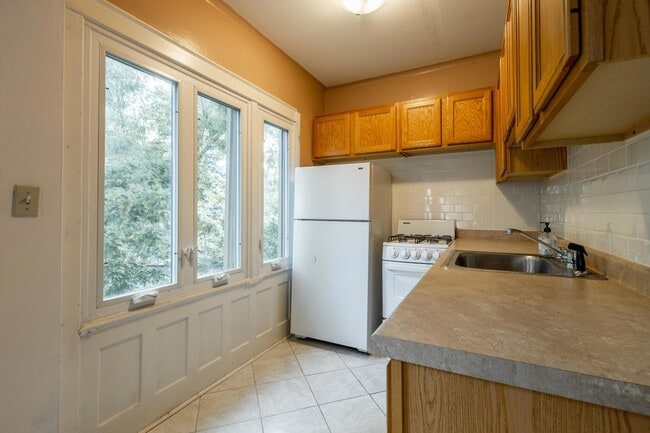 Building Photo - 2119 E Kenilworth Pl