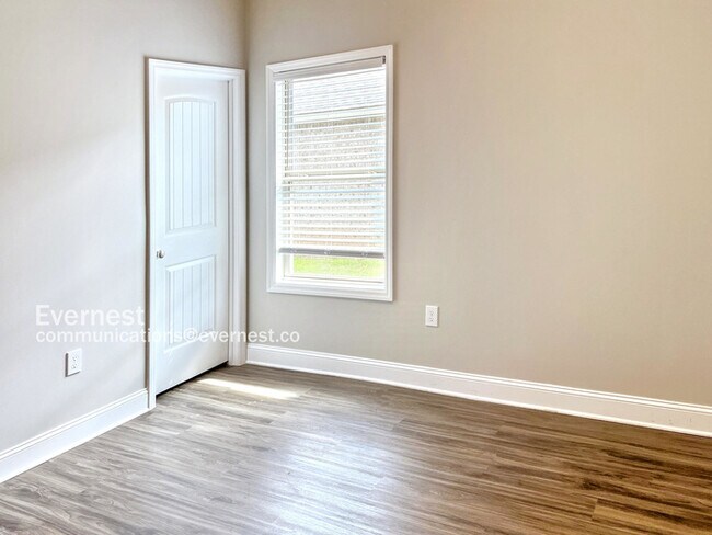 Building Photo - 104 Elaina Grey Ct
