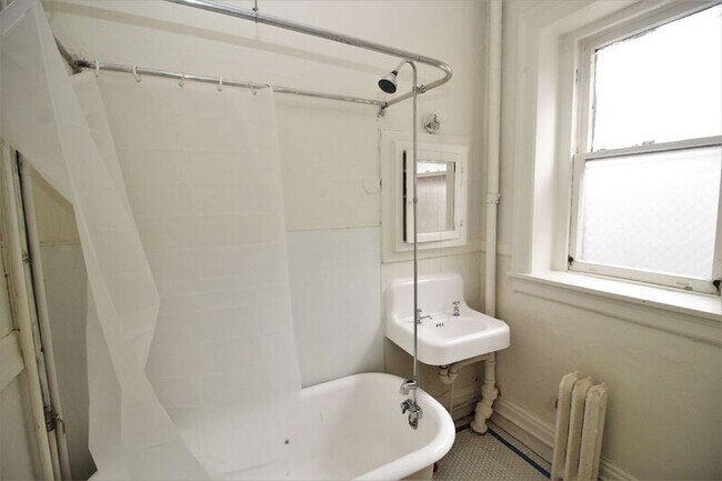 Building Photo - 6 E Read St