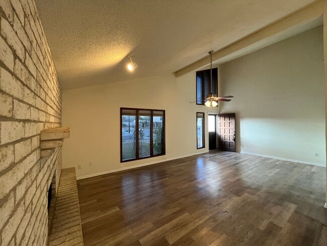 Building Photo - ONE STORY SOUTH SIDE DUPLEX!