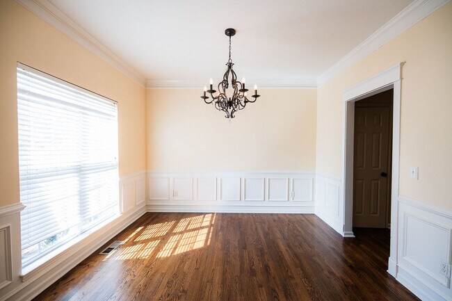 Building Photo - Stunning 6 bedroom 2.5 bathroom corner lot home in High Point with 2 car garage