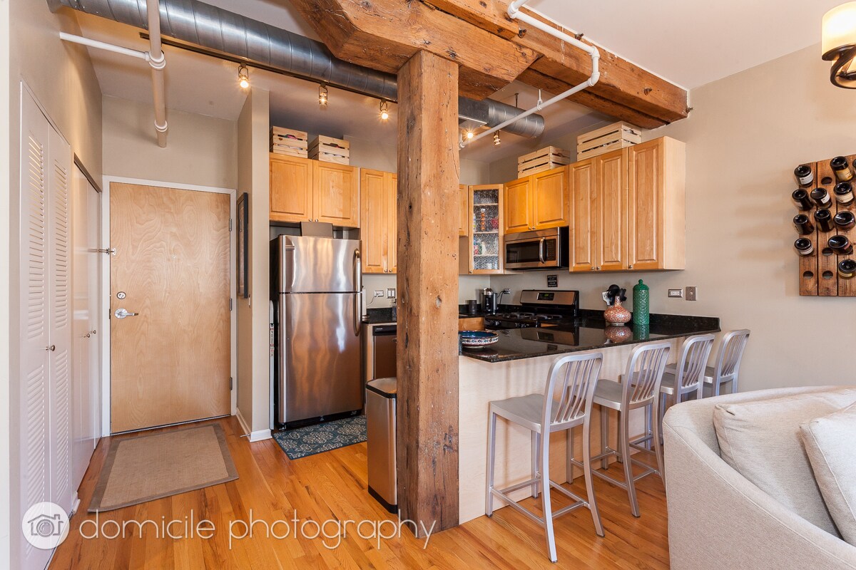 Building Photo - 1735 W Diversey Pky