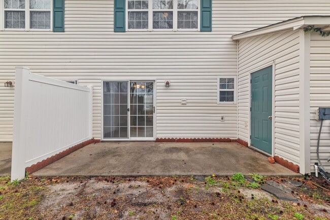 Building Photo - 2 Bed 2.5 Bath Townhome