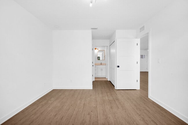 Building Photo - 706 S Brevard St