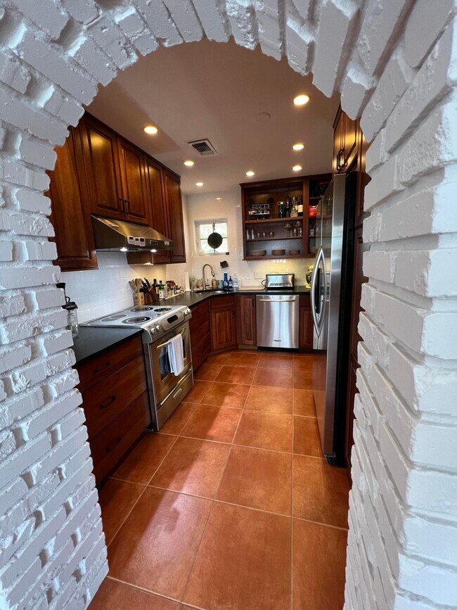 Building Photo - 1653 Poinsettia Dr