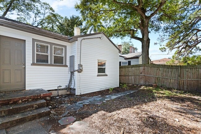 Building Photo - Spacious 3bdrm/1bath House $1995.00 ** Fen...