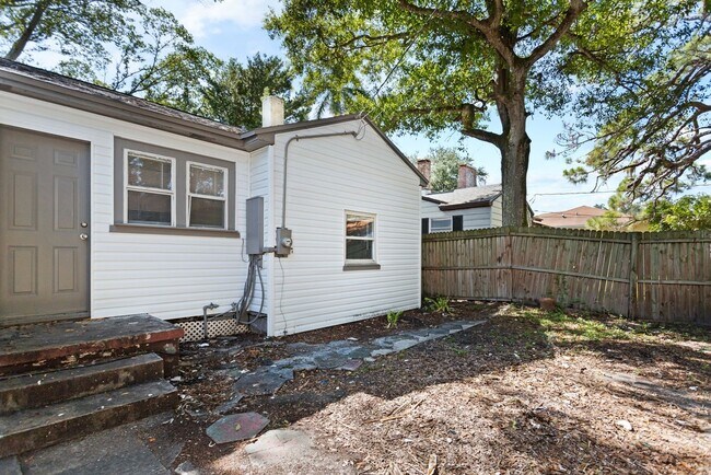 Building Photo - Spacious 3bdrm/1bath House $2295.00 ** Fen...