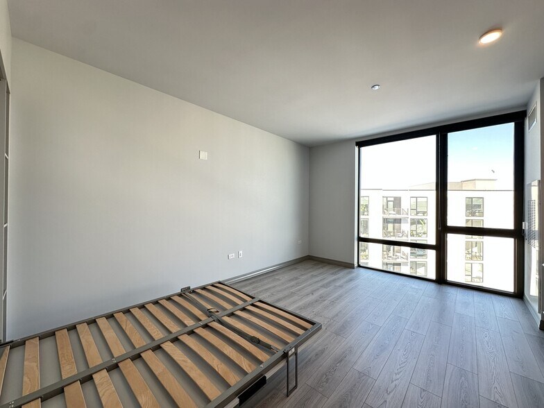 Building Photo - 2155 N Elston Ave