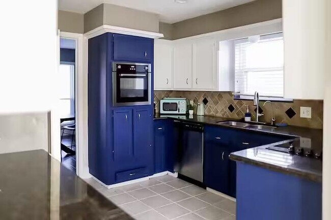 Building Photo - 11307 Canyon Trail Dr