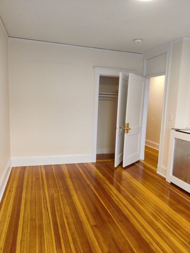 Building Photo - 8 Barrows St
