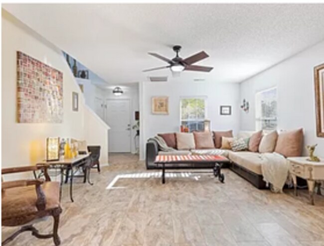 Building Photo - 825 Ashleaf Dr