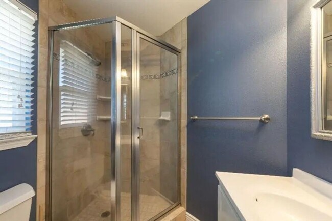 Building Photo - 4014 E Fedora Ave