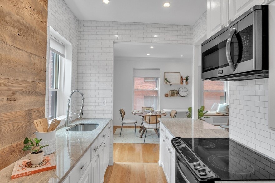 Building Photo - 17 Cazenove St